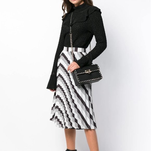 Valentino Garavani Rockstud Shoulder Bag in Black - Picture 5 of 15